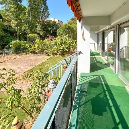 Appartamento Spacious For 8 In