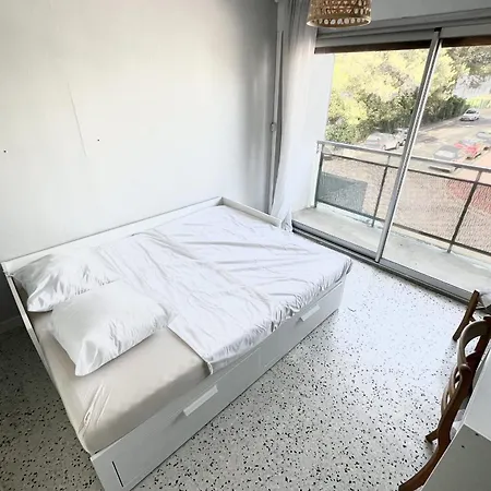 Appartamento Spacious For 8 In